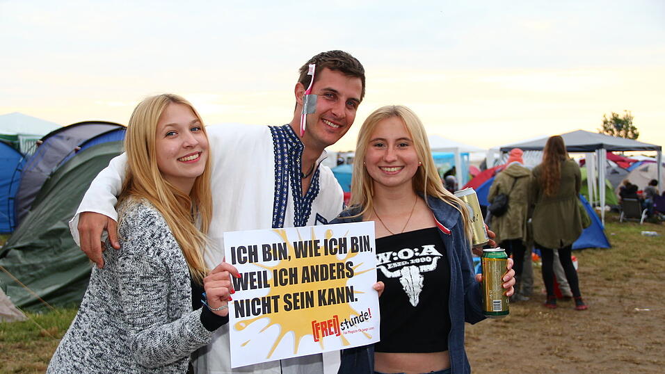 Die Besucher des Pfingst-Open-Airs in Salching sind schon in Feierlaune, aufgenommen von David Voltz am Freitag. Die Besucher des Pfingst-Open-Airs in Salching sind schon in Feierlaune, aufgenommen von David Voltz am Freitag.