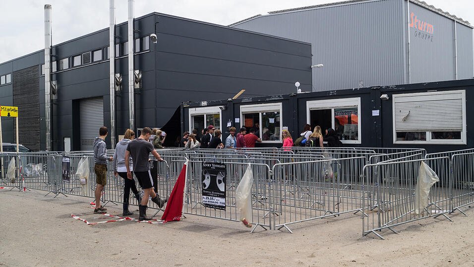 Auf dem Campingplatz lassen es die Pfingst-Open-Air-Besucher richtig krachen, aufgenommen von Regina Hölzel am Freitag. Auf dem Campingplatz lassen es die Pfingst-Open-Air-Besucher richtig krachen, aufgenommen von Regina Hölzel am Freitag.