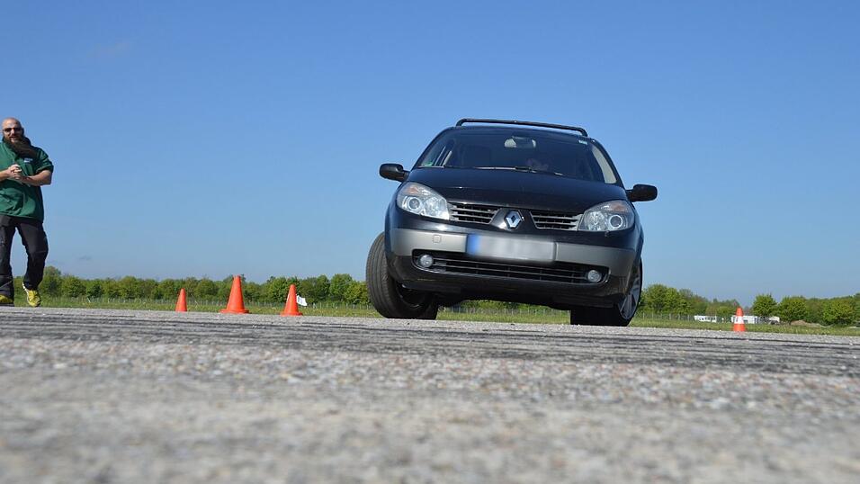 Sophia hat den Selbstversuch gemacht und war beim Fahrsicherheitstraining. Sophia hat den Selbstversuch gemacht und war beim Fahrsicherheitstraining.