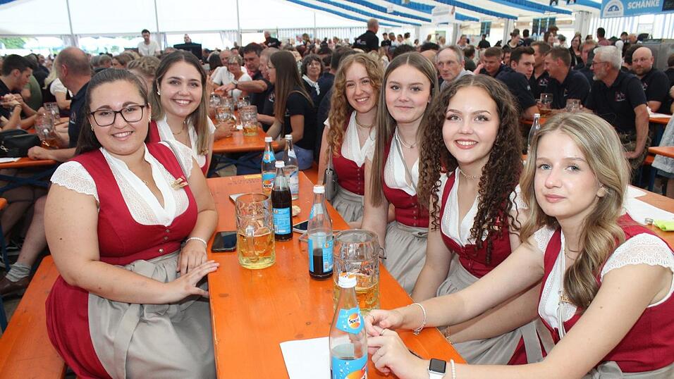 Zur Musik von Headless wurde ausgelassen gefeiert. Zur Musik von Headless wurde ausgelassen gefeiert.