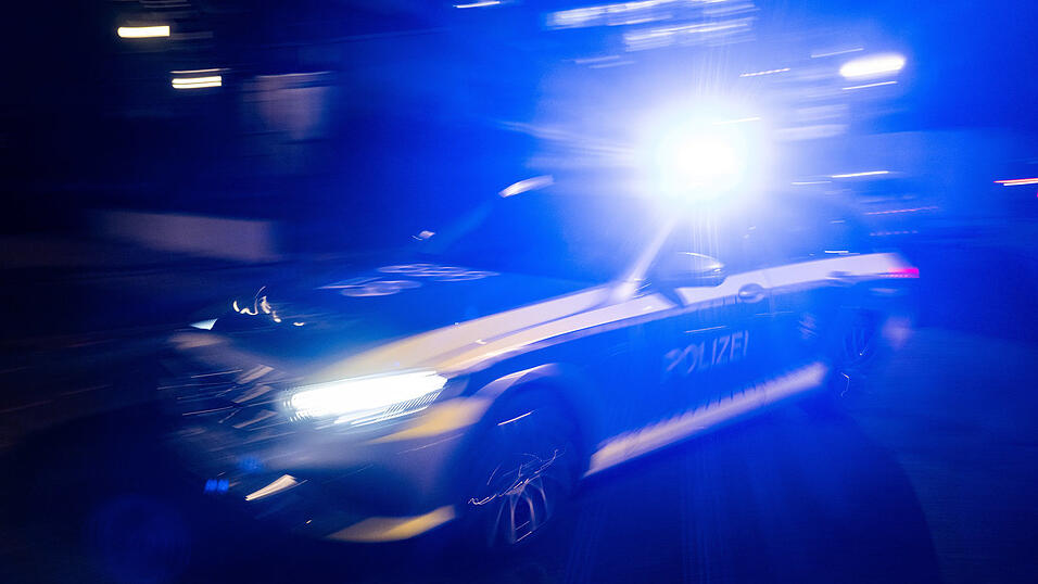 Mit acht Streifenwagen verfolgte die Polizei den Autofahrer in Rettenbach. (Symbolfoto) Mit acht Streifenwagen verfolgte die Polizei den Autofahrer in Rettenbach. (Symbolfoto)