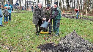 Beim Einpflanzen der Baumspende (v. l.): Landrat Martin Neumeyer, Max Ohneis vom Förderverein und Bürgermeister Johann Bergermeier. Beim Einpflanzen der Baumspende (v. l.): Landrat Martin Neumeyer, Max Ohneis vom Förderverein und Bürgermeister Johann Bergermeier.