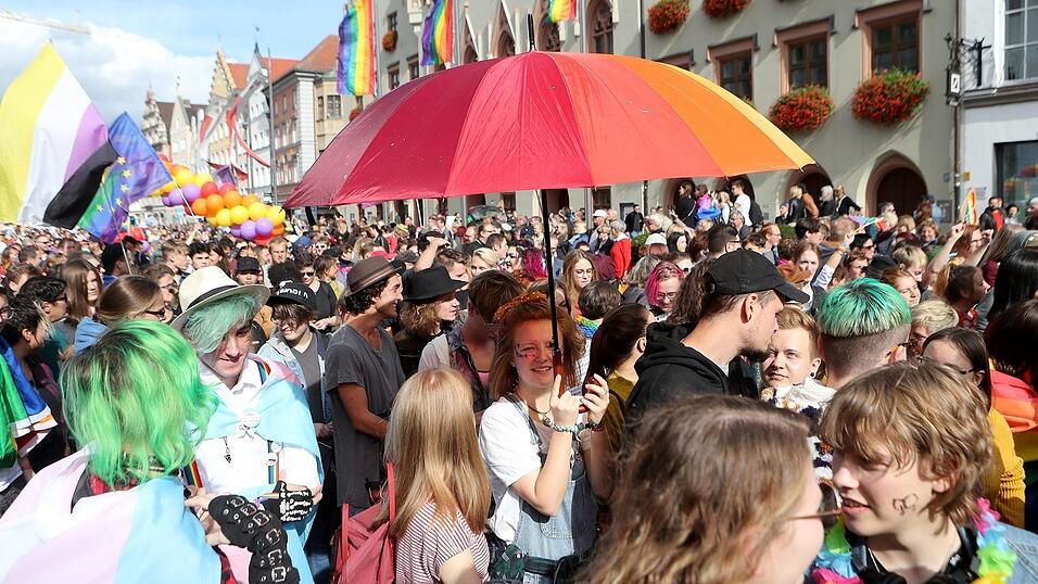 Knapp 2.000 Teilnehmer feierten am Samstag in Landhut den ersten Christopher-Street-Day Niederbayerns. Knapp 2.000 Teilnehmer feierten am Samstag in Landhut den ersten Christopher-Street-Day Niederbayerns.
