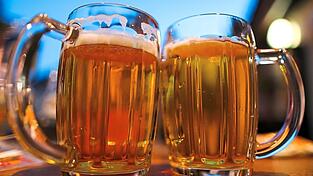 Ein kühles Blondes zum Feierabend. Viele setzen hier auf alkoholfreie Alternativen. Ein kühles Blondes zum Feierabend. Viele setzen hier auf alkoholfreie Alternativen.