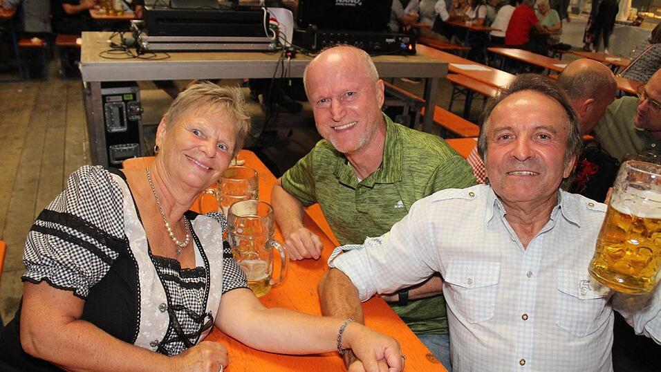 Zur Musik von Headless wurde ausgelassen gefeiert. Zur Musik von Headless wurde ausgelassen gefeiert.