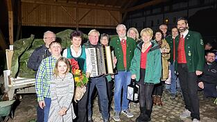 Liane Schütz mit ihren Enkeln Michael und Helena sowie den Rossererfreunden vom Reitverein Liane Schütz mit ihren Enkeln Michael und Helena sowie den Rossererfreunden vom Reitverein