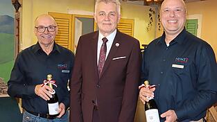 Heinrich Heinz (li.) bei der Geschäftsübergabe an Sebastian Selke (re.), Bürgermeister Dollinger wünschte beiden alles Gute für die Zukunft. Heinrich Heinz (li.) bei der Geschäftsübergabe an Sebastian Selke (re.), Bürgermeister Dollinger wünschte beiden alles Gute für die Zukunft.