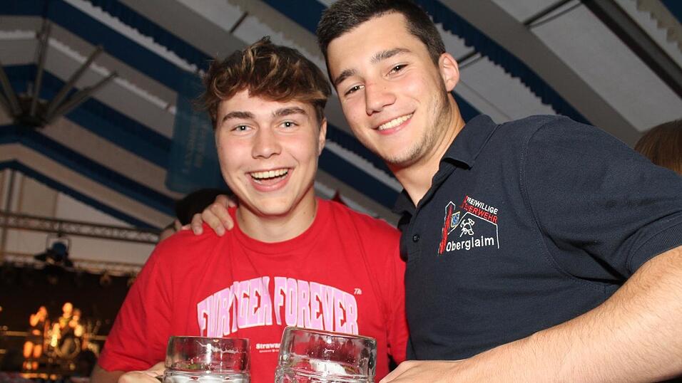 Zur Musik von Headless wurde ausgelassen gefeiert. Zur Musik von Headless wurde ausgelassen gefeiert.