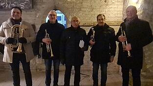 2024 war Hans Vicari (Mitte) noch dabei, als die Turmbläser - Manfred Früchtl, Hans Köppl, Adi Speiseder und Willibald Wenzl - an Silvester vom Stadtturm musizierten. 2024 war Hans Vicari (Mitte) noch dabei, als die Turmbläser - Manfred Früchtl, Hans Köppl, Adi Speiseder und Willibald Wenzl - an Silvester vom Stadtturm musizierten.
