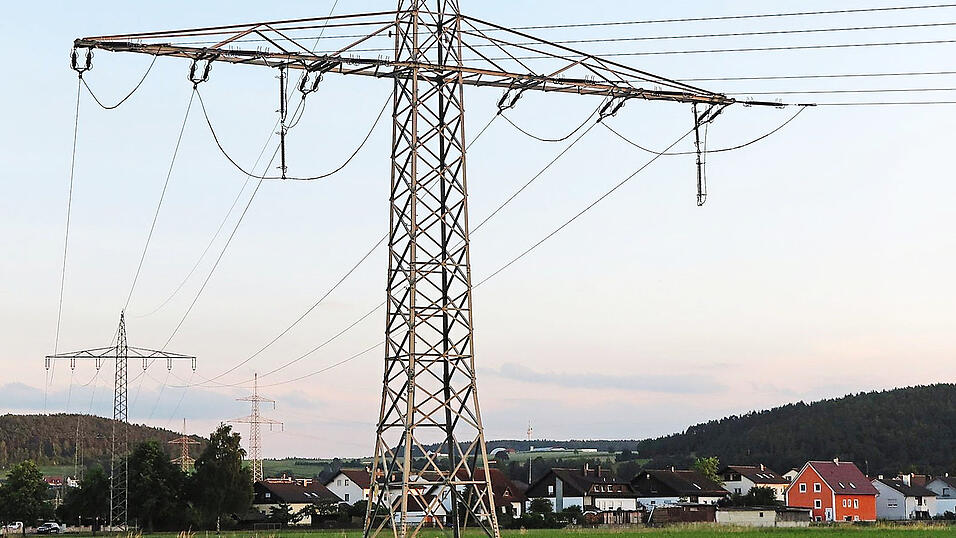 Der Stromnetzbetreiber Tennet wird von Schwandorf bis Pleinting einen Ersatz für die Ostbayernachse bauen. Die möglichen Verläufe des Ersatzneubaus der rund 50 Jahre alten Leitung wurden am Mittwoch in der Oberpfalzhalle in Schwandorf vorgestellt. Der Stromnetzbetreiber Tennet wird von Schwandorf bis Pleinting einen Ersatz für die Ostbayernachse bauen. Die möglichen Verläufe des Ersatzneubaus der rund 50 Jahre alten Leitung wurden am Mittwoch in der Oberpfalzhalle in Schwandorf vorgestellt.