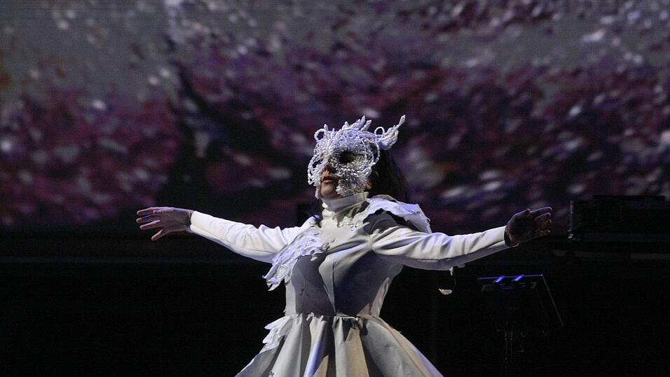 Im Rahmen ihrer großen Orchestral-Tour wird die isländische Sängerin Björk am 9. Juli ein exklusives Deutschland-Konzert auf der Waldbühne in Berlin geben. Im Rahmen ihrer großen Orchestral-Tour wird die isländische Sängerin Björk am 9. Juli ein exklusives Deutschland-Konzert auf der Waldbühne in Berlin geben.