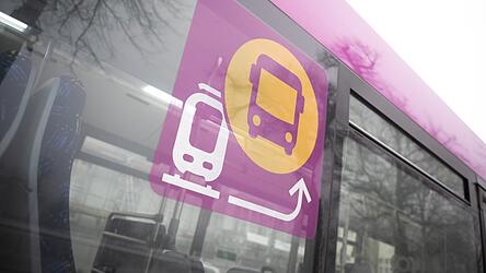 Der angekündigte Schienenersatzverkehr ließ am Dienstagabend in Freising auf sich warten. Pendler mussten teils mehr als zwei Stunden auf eine Weiterfahrt Richtung Landshut warten. Der angekündigte Schienenersatzverkehr ließ am Dienstagabend in Freising auf sich warten. Pendler mussten teils mehr als zwei Stunden auf eine Weiterfahrt Richtung Landshut warten.