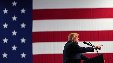 Donald Trump hat den Ukraine-Krieg nicht beendet, dafür den Iran-Krieg vom Zaun gebrochen, wieder mal nicht den Friedensnobelpreis bekommen, er hat die Spritpreise für alle auf der Welt und auch für die Amerikaner nach oben knallen lassen. Donald Trump hat den Ukraine-Krieg nicht beendet, dafür den Iran-Krieg vom Zaun gebrochen, wieder mal nicht den Friedensnobelpreis bekommen, er hat die Spritpreise für alle auf der Welt und auch für die Amerikaner nach oben knallen lassen.