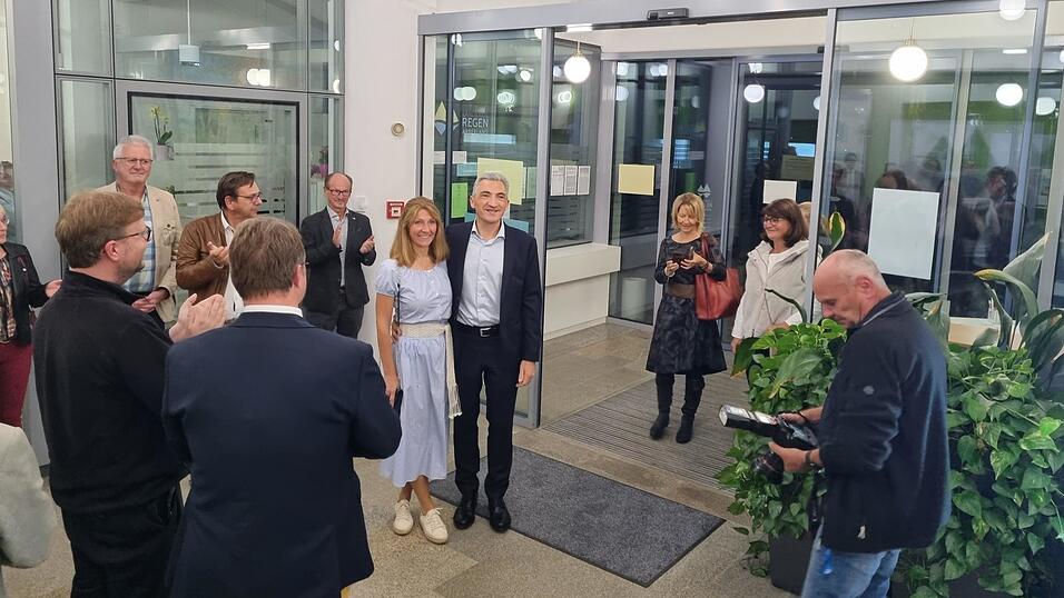 CSU-Landratskandiddat Ronny Raith mit Ehefrau Sonja im Landratsamt in Regen. CSU-Landratskandiddat Ronny Raith mit Ehefrau Sonja im Landratsamt in Regen.