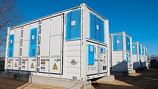 Die in jeweils vier Containern an den beiden Standorten untergebrachten Großbatterien haben eine Speicherkapazität von insgesamt acht Megawattstunden. Die in jeweils vier Containern an den beiden Standorten untergebrachten Großbatterien haben eine Speicherkapazität von insgesamt acht Megawattstunden.