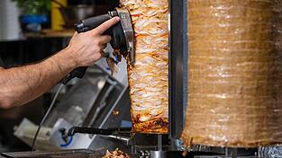 Im Gewerbegebiet Cham-Süd soll ein Produktionsgebäude für Dönerspieße entstehen. (Symbolbild) Im Gewerbegebiet Cham-Süd soll ein Produktionsgebäude für Dönerspieße entstehen. (Symbolbild)