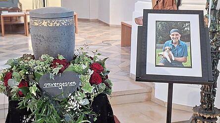 Die Urne und das Porträt von Leo Schötz waren vor dem Altar aufgestellt. Die Urne und das Porträt von Leo Schötz waren vor dem Altar aufgestellt.