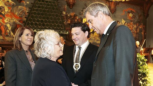 Oberbürgermeister Thomas Haslinger und Ministerpräsident Markus Söder am Rande des Trauerakts im Rathausprunksaal mit Josef Deimers Witwe Hildegard Deimer und seiner ältesten Tochter Ruth Gandorfer. Oberbürgermeister Thomas Haslinger und Ministerpräsident Markus Söder am Rande des Trauerakts im Rathausprunksaal mit Josef Deimers Witwe Hildegard Deimer und seiner ältesten Tochter Ruth Gandorfer.