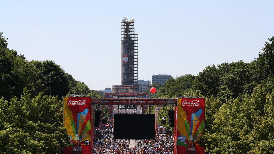 Christian Fertl war am Sonntag auf der Fanmeile in Berlin und erlebte dort das Achtelfinale gegen England auf Großleinwand. Christian Fertl war am Sonntag auf der Fanmeile in Berlin und erlebte dort das Achtelfinale gegen England auf Großleinwand.