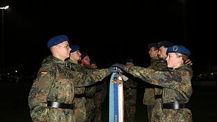 Die Rekruten legen ihre Hand zum Eid auf die Bundesdienstflagge. Die Rekruten legen ihre Hand zum Eid auf die Bundesdienstflagge.
