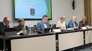 Claus Rauschmeier und Thomas Lippmann, die beiden Geschäftsführer der Krankenhaus-GmbH Weilheim-Schongau (v. r.), berichteten im Stadtrat ungeschönt vom Umstrukturierungsprozess ihrer Häuser in den letzten Jahren. Auch das Mainburger Krankenhaus steuert auf eine sektorenübergreifende Versorgungseinrichtung zu. Claus Rauschmeier und Thomas Lippmann, die beiden Geschäftsführer der Krankenhaus-GmbH Weilheim-Schongau (v. r.), berichteten im Stadtrat ungeschönt vom Umstrukturierungsprozess ihrer Häuser in den letzten Jahren. Auch das Mainburger Krankenhaus steuert auf eine sektorenübergreifende Versorgungseinrichtung zu.