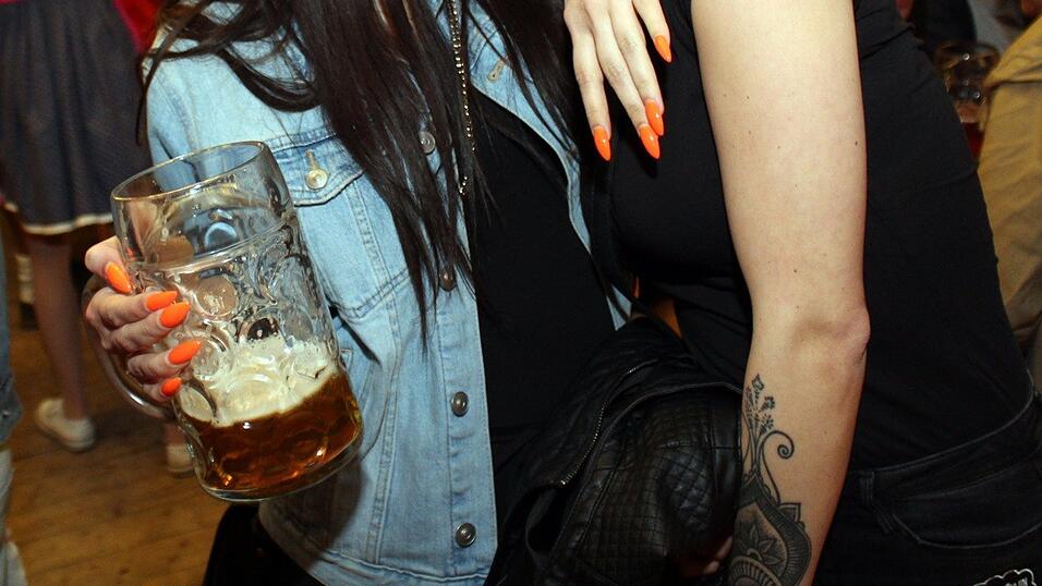 Die Frühjahrsdult 2017 in Landshut neigt sich dem Ende entgegen. Grund genug, noch einmal richtig in den Bierzelten zu feiern - abgerundet vom traditionellen Feuerwerk. Die Frühjahrsdult 2017 in Landshut neigt sich dem Ende entgegen. Grund genug, noch einmal richtig in den Bierzelten zu feiern - abgerundet vom traditionellen Feuerwerk.