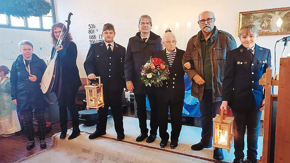 Organistin Eva Kajanne, Cornelia Arnold, Denis Niedermüller, Prädikant Max Heinzlmeir, Dr. Christa Bosch, Reinhard Kluge und Niklas Haider nach dem Gottesdienst in der Kreuzkirche Organistin Eva Kajanne, Cornelia Arnold, Denis Niedermüller, Prädikant Max Heinzlmeir, Dr. Christa Bosch, Reinhard Kluge und Niklas Haider nach dem Gottesdienst in der Kreuzkirche
