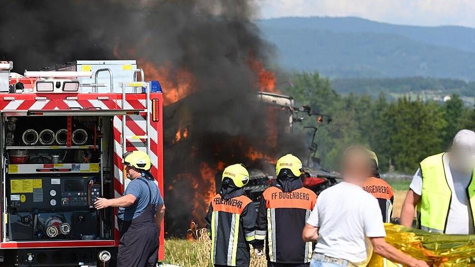 Der Mähdrescher hat aus noch unbekannter Ursache Feuer gefangen. Der Mähdrescher hat aus noch unbekannter Ursache Feuer gefangen.
