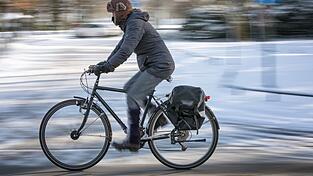 Radfahren im Winter macht Spaß mit der richtigen Bekleidung, auf geräumten Radwegen und einer noch größeren Portion Vorsicht als im Sommer. Radfahren im Winter macht Spaß mit der richtigen Bekleidung, auf geräumten Radwegen und einer noch größeren Portion Vorsicht als im Sommer.