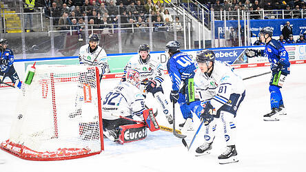 Max Bleicher erzielt in dieser Szene seinen ersten DEL-Treffer - es war das zwischenzeitliche 7:2 für die Tigers in einem einseitigen Match gegen Iserlohn, das letztlich mit 11:4 endete. Max Bleicher erzielt in dieser Szene seinen ersten DEL-Treffer - es war das zwischenzeitliche 7:2 für die Tigers in einem einseitigen Match gegen Iserlohn, das letztlich mit 11:4 endete.