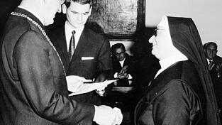 Theokla Müller bei der Medaillenübergabe mit OB Hermann Stiefvater (links) am 20. Dezember 1968. Theokla Müller bei der Medaillenübergabe mit OB Hermann Stiefvater (links) am 20. Dezember 1968.