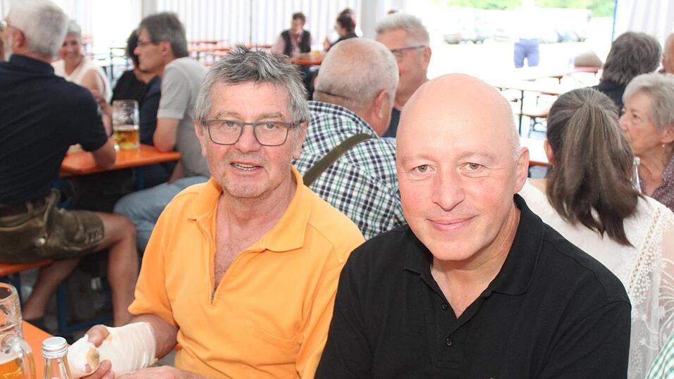 Zur Musik von Headless wurde ausgelassen gefeiert. Zur Musik von Headless wurde ausgelassen gefeiert.