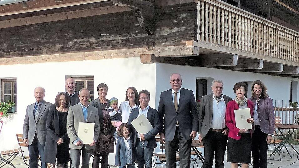 Die drei Preisträger Dr. Ernst Horsch aus Mintraching (3. von links), Jürgen Mederer und Kathrin Schmidt aus Sulzbürg (Mitte), sowie Elisabeth Sojer-Falter und Johann Falter (rechts) mit Landrat und Bezirkstagspräsident Franz Löffler (3. von rechts), Bezirks- und Landrätin Tanja Schweiger (rechts) und Bürgermeister Alois Hamperl (hinten links). Die drei Preisträger Dr. Ernst Horsch aus Mintraching (3. von links), Jürgen Mederer und Kathrin Schmidt aus Sulzbürg (Mitte), sowie Elisabeth Sojer-Falter und Johann Falter (rechts) mit Landrat und Bezirkstagspräsident Franz Löffler (3. von rechts), Bezirks- und Landrätin Tanja Schweiger (rechts) und Bürgermeister Alois Hamperl (hinten links).