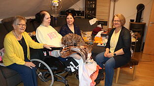 Sie helfen alle zusammen, um Carina zuhause die Intensivpflege zu ermöglichen: Oma Christine Hain, Carina, Pflegerin und Freundin Daniela Kusche, Mutter Birgit Bittel mit Hund Benni (von links). Sie helfen alle zusammen, um Carina zuhause die Intensivpflege zu ermöglichen: Oma Christine Hain, Carina, Pflegerin und Freundin Daniela Kusche, Mutter Birgit Bittel mit Hund Benni (von links).