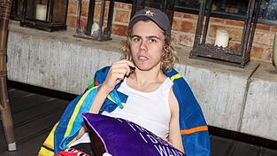 The Kid Laroi trifft beim NFL-Spiel in Berlin auf. The Kid Laroi trifft beim NFL-Spiel in Berlin auf.