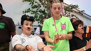 Die Teilnehmerin der Deutschen Schnupfmeisterschaften wartet darauf, geprüft zu werden. Ob sie am Ende die Nase vorn hat? Die Teilnehmerin der Deutschen Schnupfmeisterschaften wartet darauf, geprüft zu werden. Ob sie am Ende die Nase vorn hat?