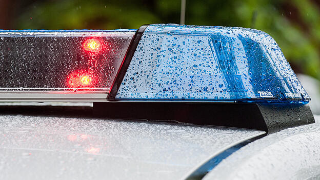 Zwei Lastwagen stehen über Nacht auf einem Firmengelände in Neutraubling. Am nächsten Morgen fehlen aus ihren Tanks rund 150 Liter Diesel. (Symbolbild) Zwei Lastwagen stehen über Nacht auf einem Firmengelände in Neutraubling. Am nächsten Morgen fehlen aus ihren Tanks rund 150 Liter Diesel. (Symbolbild)