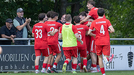 Viel mehr Grund zum Jubel, als man sich wahrscheinlich selbst ausgerechnet hatte, hat Türk Gücü Straubing als Aufsteiger in der Landesliga. Viel mehr Grund zum Jubel, als man sich wahrscheinlich selbst ausgerechnet hatte, hat Türk Gücü Straubing als Aufsteiger in der Landesliga.