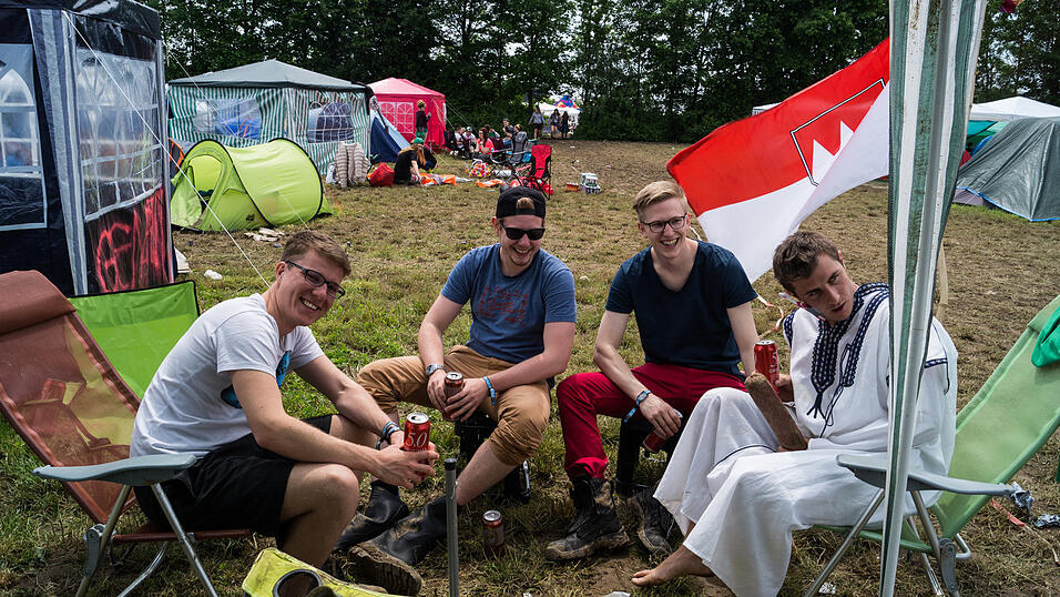 Auf dem Campingplatz lassen es die Pfingst-Open-Air-Besucher richtig krachen, aufgenommen von Regina Hölzel am Freitag. Auf dem Campingplatz lassen es die Pfingst-Open-Air-Besucher richtig krachen, aufgenommen von Regina Hölzel am Freitag.