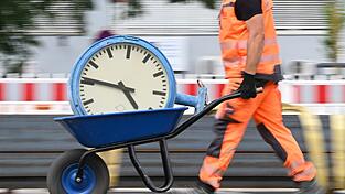 Immer wieder wird über die Arbeitszeit und auch die Abschaffung von Arbeitstagen diskutiert. (Symbolbild) Immer wieder wird über die Arbeitszeit und auch die Abschaffung von Arbeitstagen diskutiert. (Symbolbild)