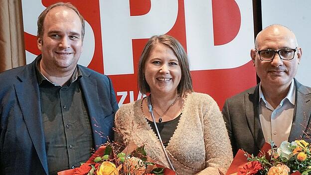 Caroline Wagner und Ismail Ertug (r.) führen die SPD Oberpfalz weiter an. Dafür gab es lobende Worte von Landeschef Sebastian Roloff. Caroline Wagner und Ismail Ertug (r.) führen die SPD Oberpfalz weiter an. Dafür gab es lobende Worte von Landeschef Sebastian Roloff.
