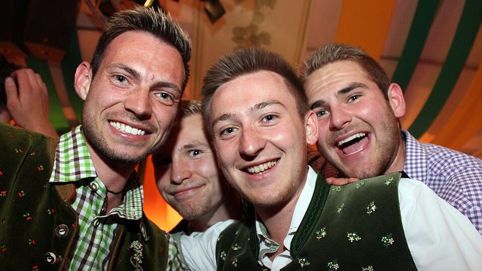 Die Frühjahrsdult 2017 in Landshut neigt sich dem Ende entgegen. Grund genug, noch einmal richtig in den Bierzelten zu feiern - abgerundet vom traditionellen Feuerwerk. Die Frühjahrsdult 2017 in Landshut neigt sich dem Ende entgegen. Grund genug, noch einmal richtig in den Bierzelten zu feiern - abgerundet vom traditionellen Feuerwerk.