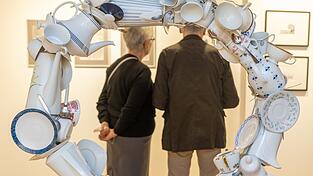 „Kaffeekränzchen“ heißt diese Porzellan-Jonglage von Uli Schmid. „Kaffeekränzchen“ heißt diese Porzellan-Jonglage von Uli Schmid.