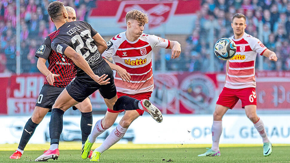 Dominik Kother (M., hier gegen Ingolstadt), der in dieser Saison bereits acht Treffer und neun Vorlagen für die Regensburger beigesteuert hat, wurde in Lübeck schmerzlich vermisst - und kehrt nun nach Gelb-Sperre zurück. Dominik Kother (M., hier gegen Ingolstadt), der in dieser Saison bereits acht Treffer und neun Vorlagen für die Regensburger beigesteuert hat, wurde in Lübeck schmerzlich vermisst - und kehrt nun nach Gelb-Sperre zurück.