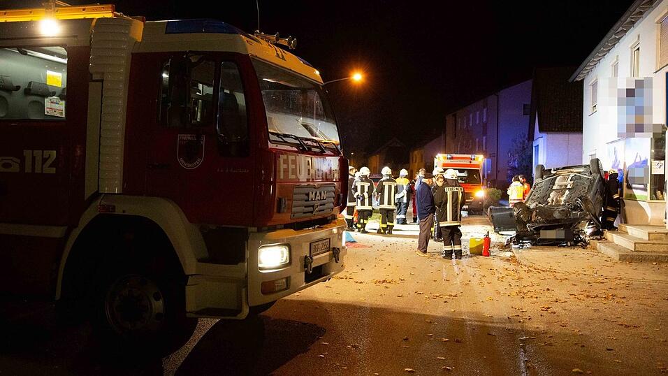 Schwerer Unfall am Dienstag kurz vor Mitternacht in Mengkofen (Kreis Dingolfing-Landau). Auch ein Rettungshubschrauber musste zur Unfallstelle beordert werden. Schwerer Unfall am Dienstag kurz vor Mitternacht in Mengkofen (Kreis Dingolfing-Landau). Auch ein Rettungshubschrauber musste zur Unfallstelle beordert werden.