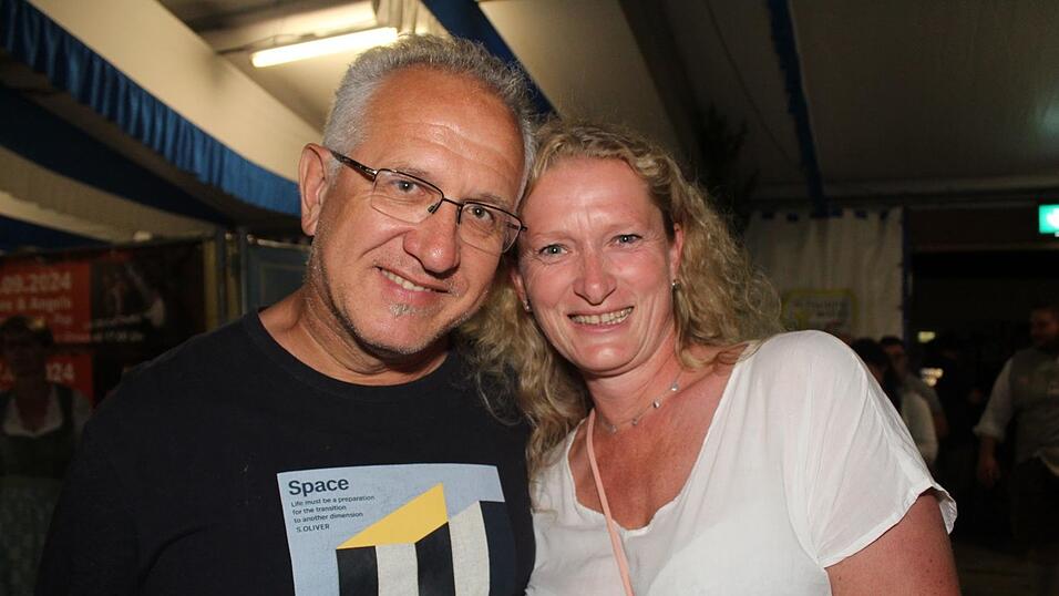 Zur Musik von Headless wurde ausgelassen gefeiert. Zur Musik von Headless wurde ausgelassen gefeiert.