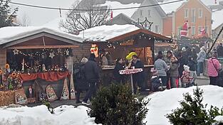 Verschiedene Buden laden zum Standeln und Verweilen ein. Verschiedene Buden laden zum Standeln und Verweilen ein.