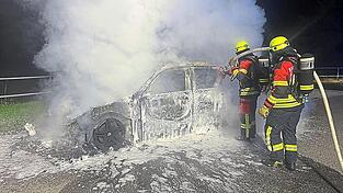 Nachts um 3.15 Uhr stand auf dem Parkplatz an der alten B 16 bei Trasching ein Auto in Flammen. Mit Schaum und Wasser aus dem Tanklöschfahrzeug löschte es ein Atemschutztrupp ab. Nachts um 3.15 Uhr stand auf dem Parkplatz an der alten B 16 bei Trasching ein Auto in Flammen. Mit Schaum und Wasser aus dem Tanklöschfahrzeug löschte es ein Atemschutztrupp ab.