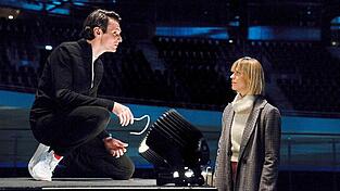 Cynthia stellt 'Freemee'-Chef Carl Montik kritische Fragen zu seinen tatsächlichen Motiven. Cynthia stellt 'Freemee'-Chef Carl Montik kritische Fragen zu seinen tatsächlichen Motiven.