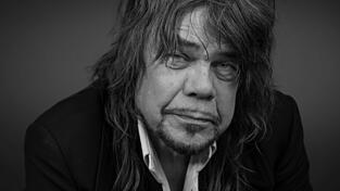 David Johansen, Sänger der einflussreichen Glam-Punk-Band New York Dolls, ist tot. David Johansen, Sänger der einflussreichen Glam-Punk-Band New York Dolls, ist tot.